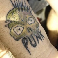 Kleiner rosa Schädel Tattoo am Handgelenk