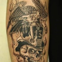 Calavera en sombrero de copa con águila encima tatuaje en tinta negra