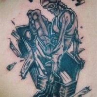 Tatuaje de calavera con ataúd e inscripción 