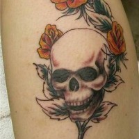 Tatuaje de calavera humana con rosas amarillas