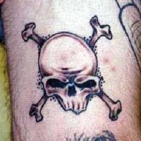 Schädel mit gekreuzten Knochen Tattoo