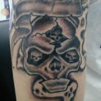 Gebrochener Schädel mit Streifen Tattoo