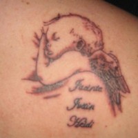 tatuaje en tinta negra de angelito durmiendo