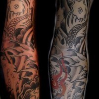 Tatuaje en tinta negra estilo asiático
en la manga