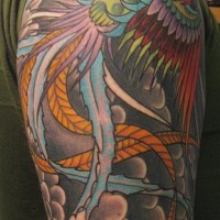 Pájaro mágico multicolor tatuaje en la manga