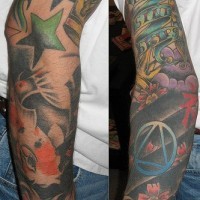 Tatuaje multicolor en la manga entera