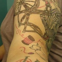 Tatuaje con tema de huso en la manga