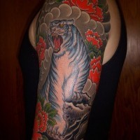 Impresionante tatuaje con tigre asiático en la manga
