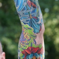 Increíble tatuaje de la flor en la manga