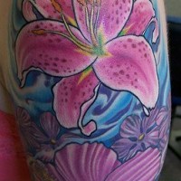 Preciosas flores en colores suaves tatuaje en el hombro