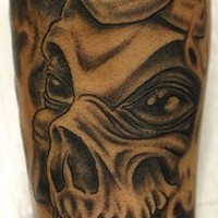 Tatuaje del demonio con calavera grande en la manga