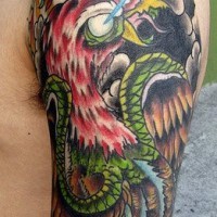 Batalla  entre monstruo y ave tatuaje en color