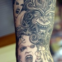 Demonios en tinta negra tatuaje en la manga