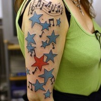Estrellas tradicionales y notas tatuaje en color