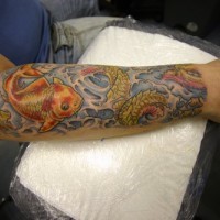 Tatuaje con koi asiático en color