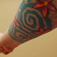 Flores en agua tatuaje en color