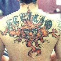 Enorme tatuaje del sol con una inscripción en la espalda