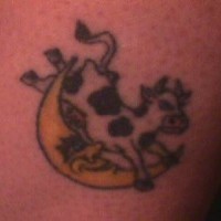 Vaca volando en la luna tatuaje en color