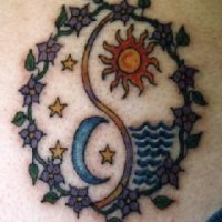 Sol y luna en tracería floral tatuaje en color