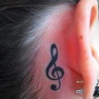 Violinschlüssel hinter Ohr Tattoo