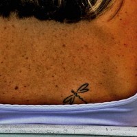 Kleine Tribal Libelle Tattoo