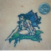 piccola fata sul foglie tatuaggio