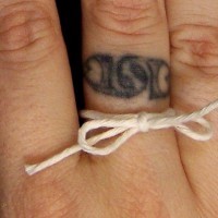 Tattoo mit kleiner Fingerring