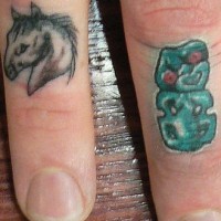 Chiquito tatuaje de cabeza del caballo en el dedo