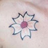 Tatuaggio colorato sul petto il fiore bianco