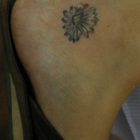 Pequeño tatuaje de la flor en el tobillo