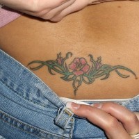 Ornadento di fiori vecchio tatuaggio sulla schiena abbasso