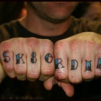 Tatuaje en la mano, inscripción coloreado, sk8 o muere