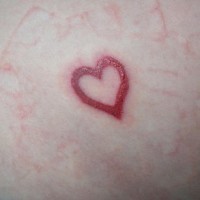 Simple tatuaje del corazón en tinta roja