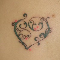 Tatuaje con pequeña tracería floral en forma del corazón