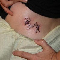Pequeño tatuaje en la cadera con dos estrellas