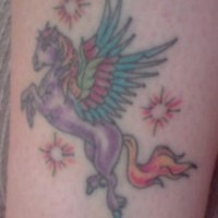 Le tatouage coloré de cheval rose aillé
