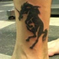 tatuaje pequeñ en la pierna de unicornio negro