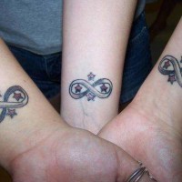 piccolo simbolo d' iternita' accopiamento amicizia tatuaggio