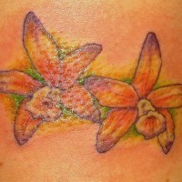 el tatuaje de dos orquideas coloradas