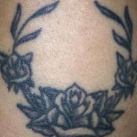 Pequeño tatuaje en tinta negra tracería de las rosas