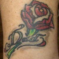 Tattoo mit kleiner Rose und Namen