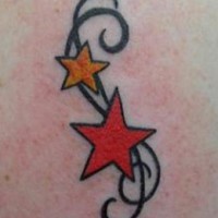 Dos estrellas en color tatuaje con tracería