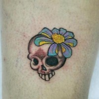 Pequeña calavera con flor tatuaje