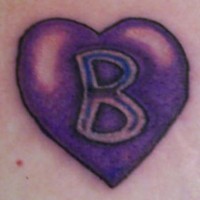 Tatuaje del corazón morado con letra B dentro