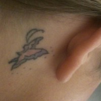 Pequeña mariposa tatuaje detrás de la oreja