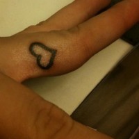 Simple tatuaje del corazón en el dedo