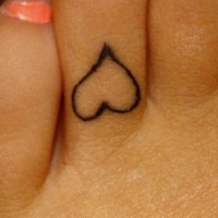 Pequeño símbolo del corazón en el dedo