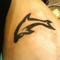 Tatuaje en tinta negra silueta del delfín