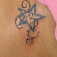 Precioso tatuaje de estrella azul con tracería