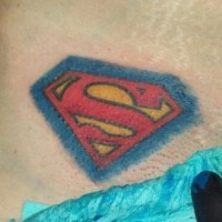 Símbolo de superman tatuaje en color